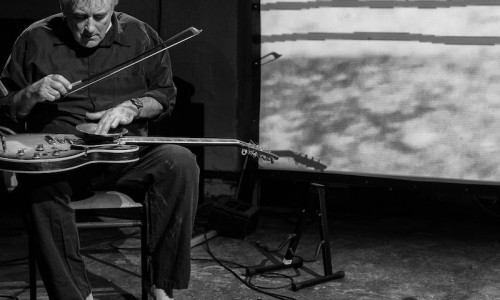 Fred Frith in concerto a Napoli, il pioniere della musica sperimentale e della libera improvvisazione si esibirà in esclusiva nazionale.